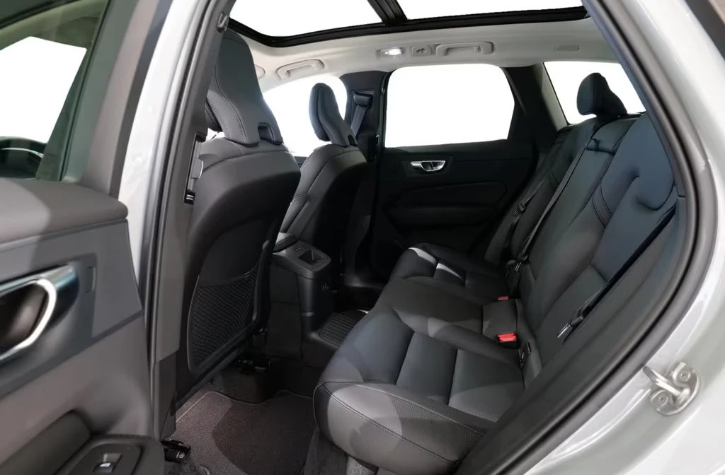 Volvo XC60 T6/PLUS-DARK/398HP/RECHARGE/PANO/AWD/360/H&K/6267q, снимка 15 - Автомобили и джипове - 55740254