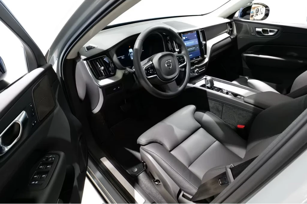 Volvo XC60 T6/PLUS-DARK/398HP/RECHARGE/PANO/AWD/360/H&K/6267q, снимка 6 - Автомобили и джипове - 55740254