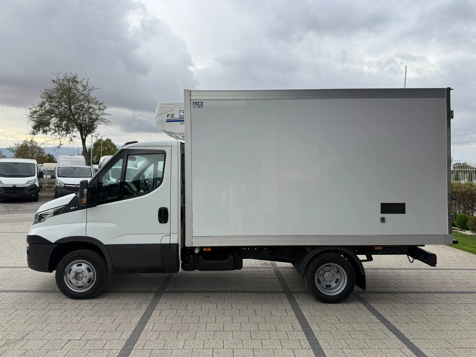 Iveco Daily 35-150 до 3.5т. Хладилен + ток 3.50м. Еuro 6b 2бр. - изображение 4