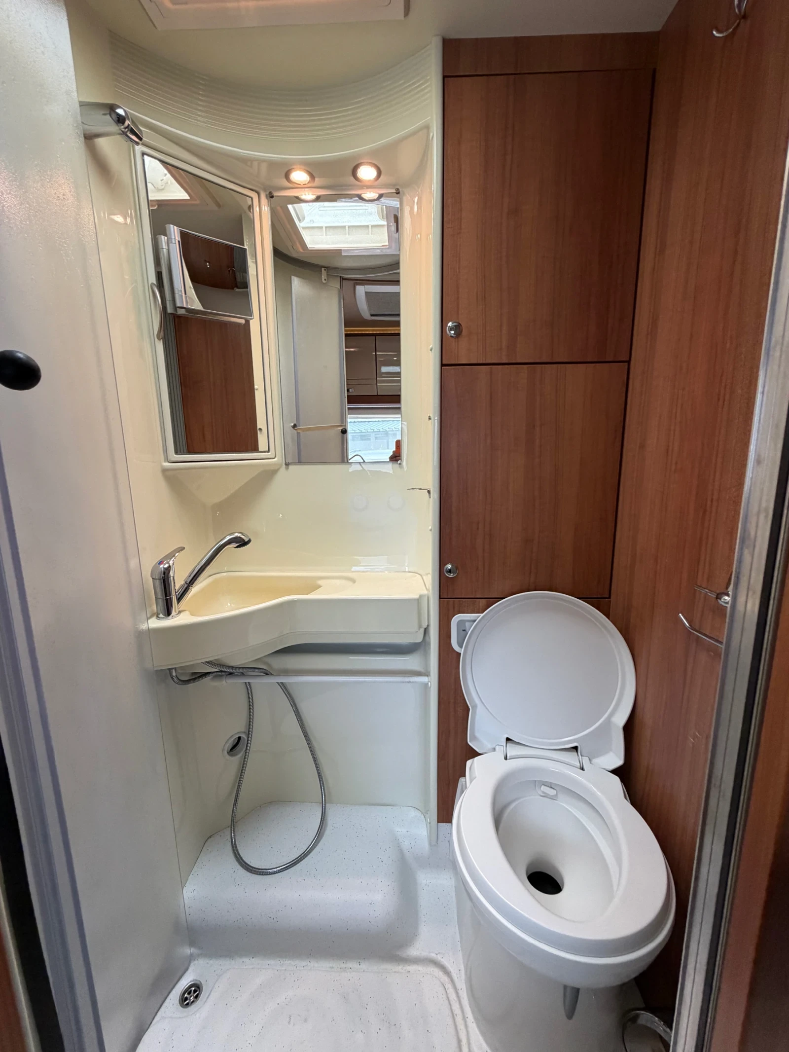 Кемпер Fiat Ducato 3.0HDI 160кс АВТОМАТИЛ КЛИМАТИК, снимка 16 - Каравани и кемпери - 55638940