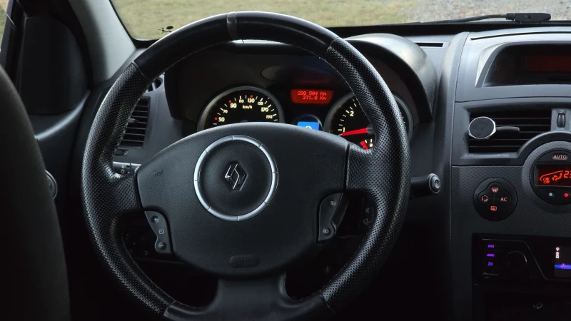 Renault Megane 2.0 16v, снимка 11 - Автомобили и джипове - 52027827