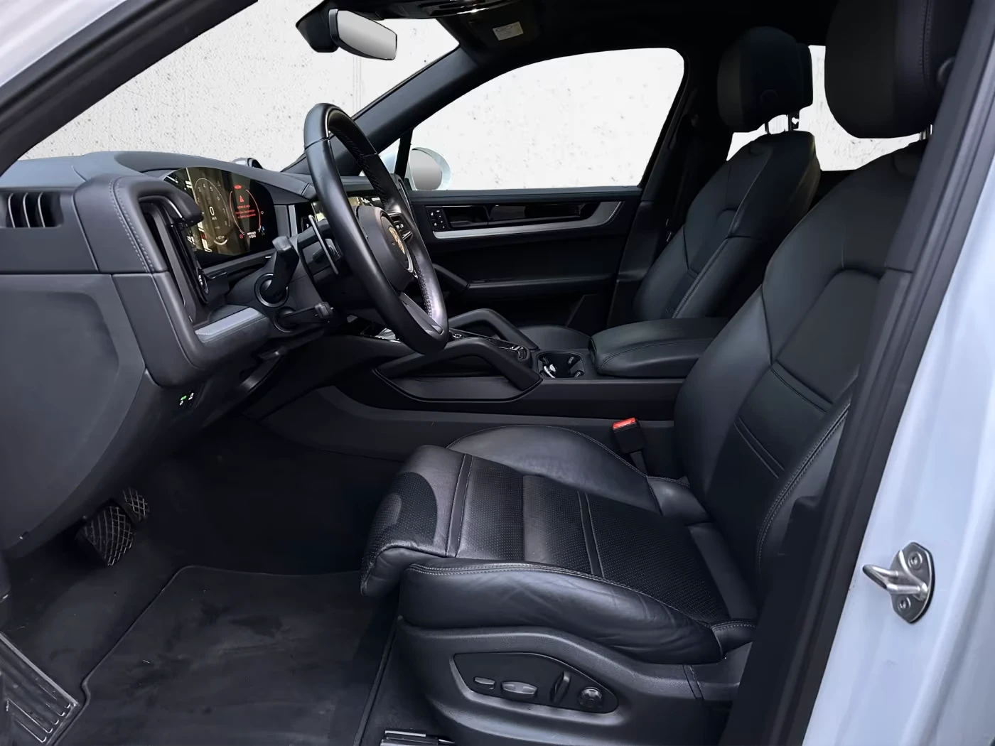 Porsche Cayenne E-HYBRID* PANO* BOSE* 360CAM* DISTR* MEMORY* KEYLE, снимка 9 - Автомобили и джипове - 54449810