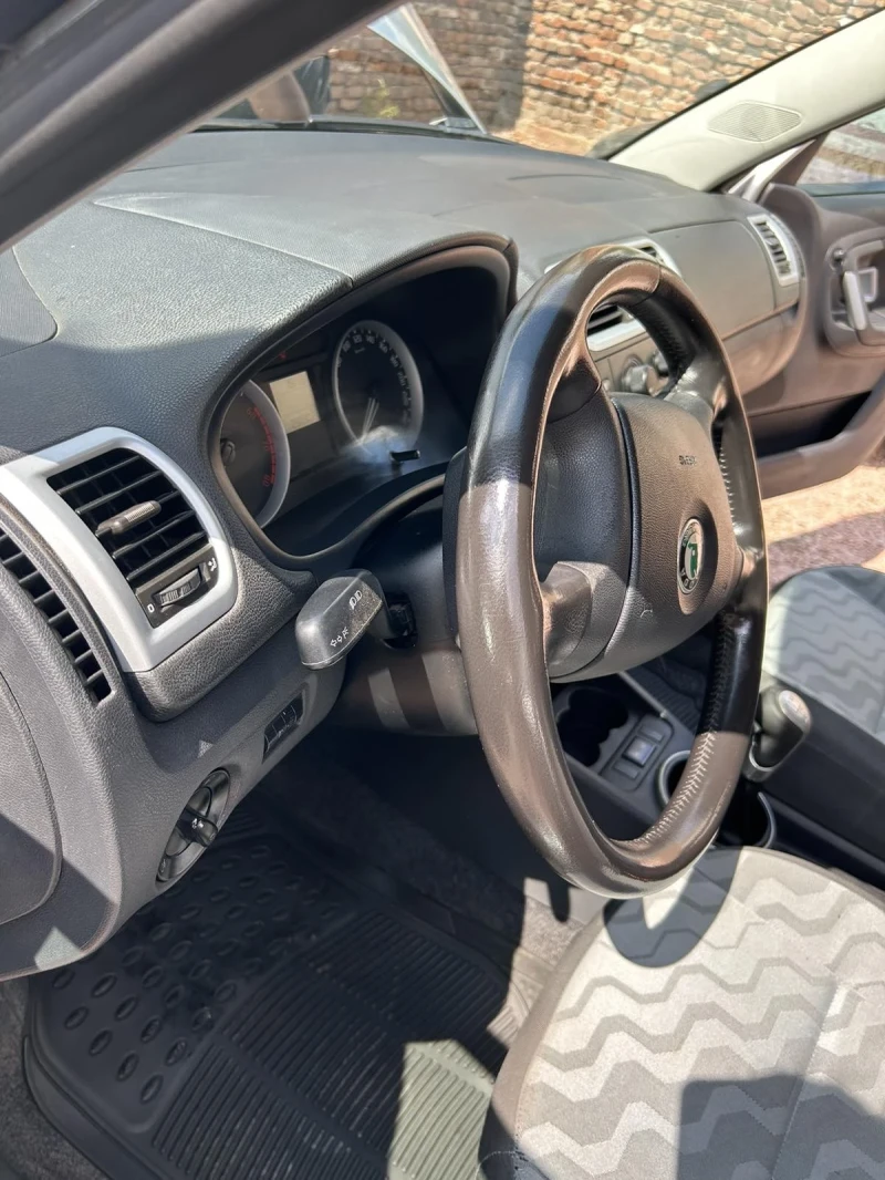 Skoda Fabia 1.4, снимка 14 - Автомобили и джипове - 51472598
