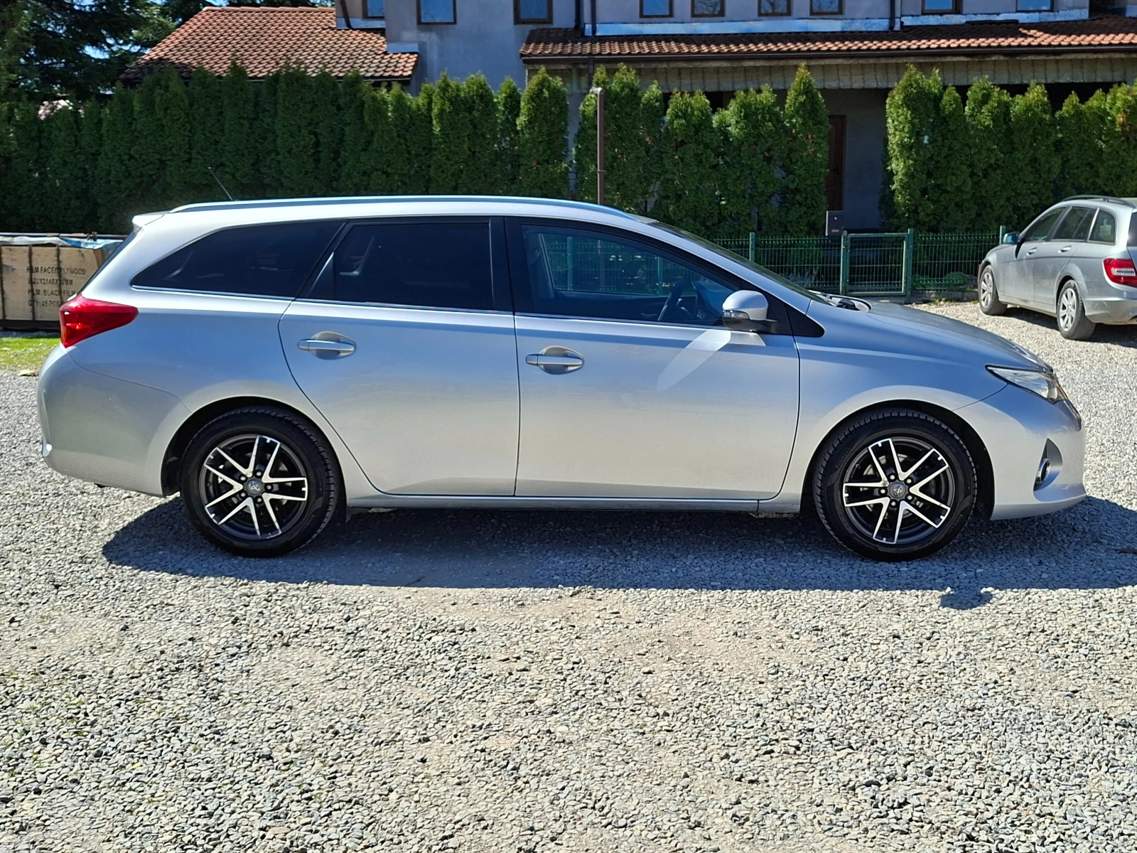 Toyota Auris 1.8 HYBRID, снимка 4 - Автомобили и джипове - 54123209