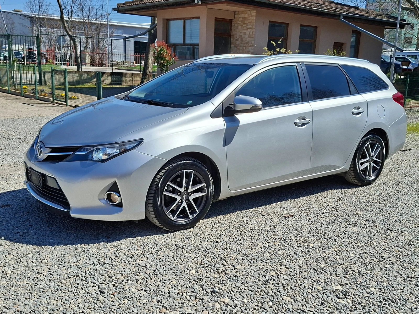 Toyota Auris 1.8 HYBRID | Auto.bg — изображение 1