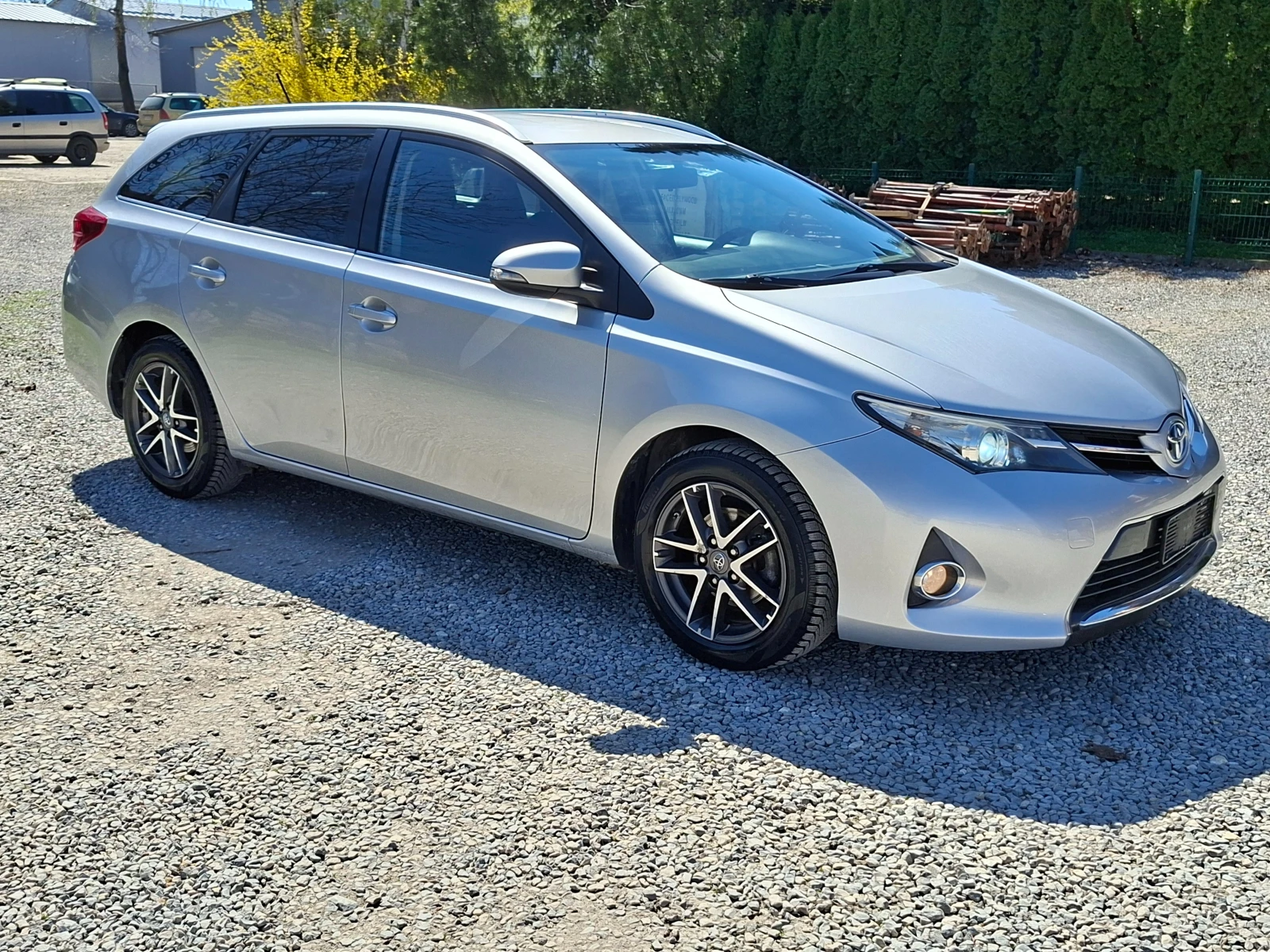 Toyota Auris 1.8 HYBRID, снимка 3 - Автомобили и джипове - 54123209