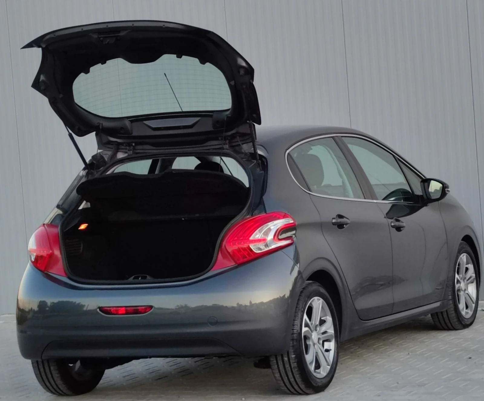 Peugeot 208 1.4i* , снимка 16 - Автомобили и джипове - 55417904