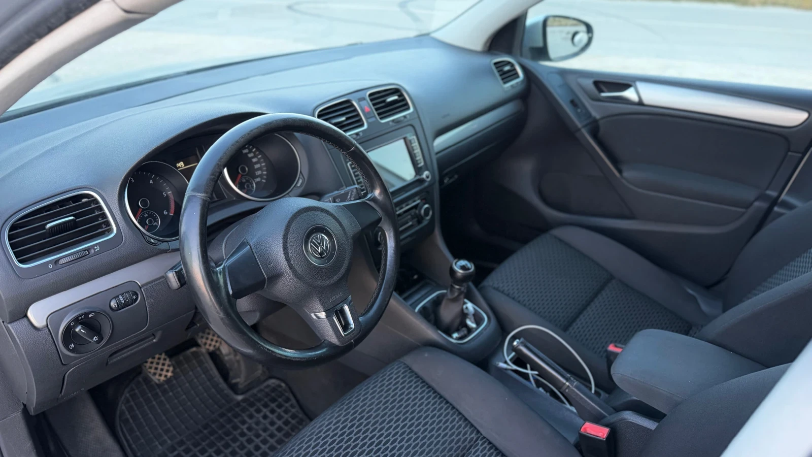 VW Golf 1.6 TDI, снимка 7 - Автомобили и джипове - 56016599
