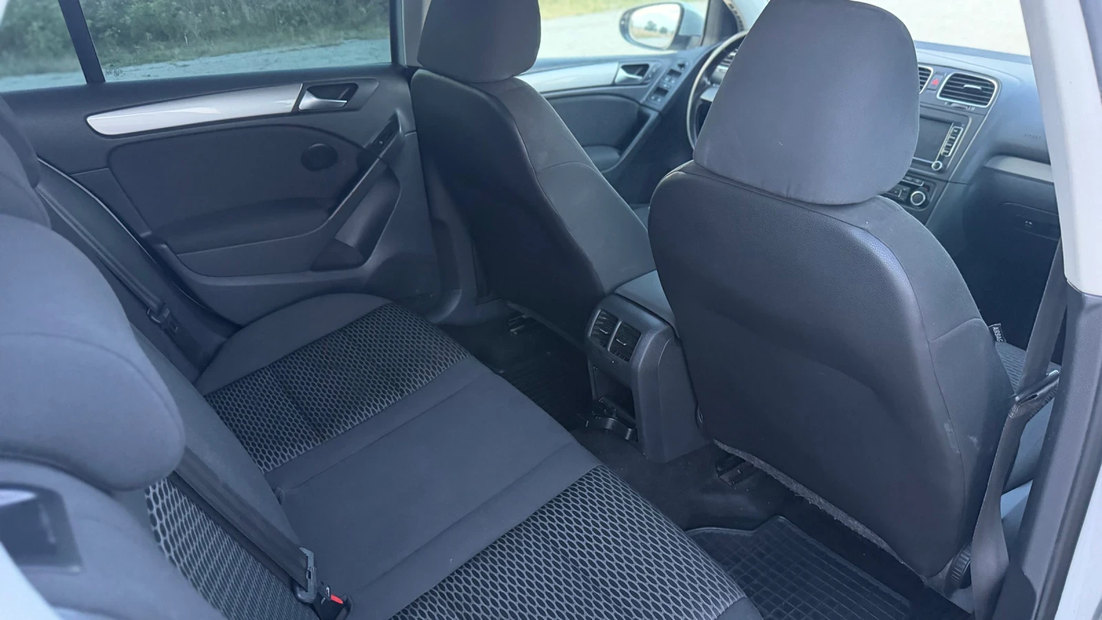 VW Golf 1.6 TDI, снимка 10 - Автомобили и джипове - 56016599