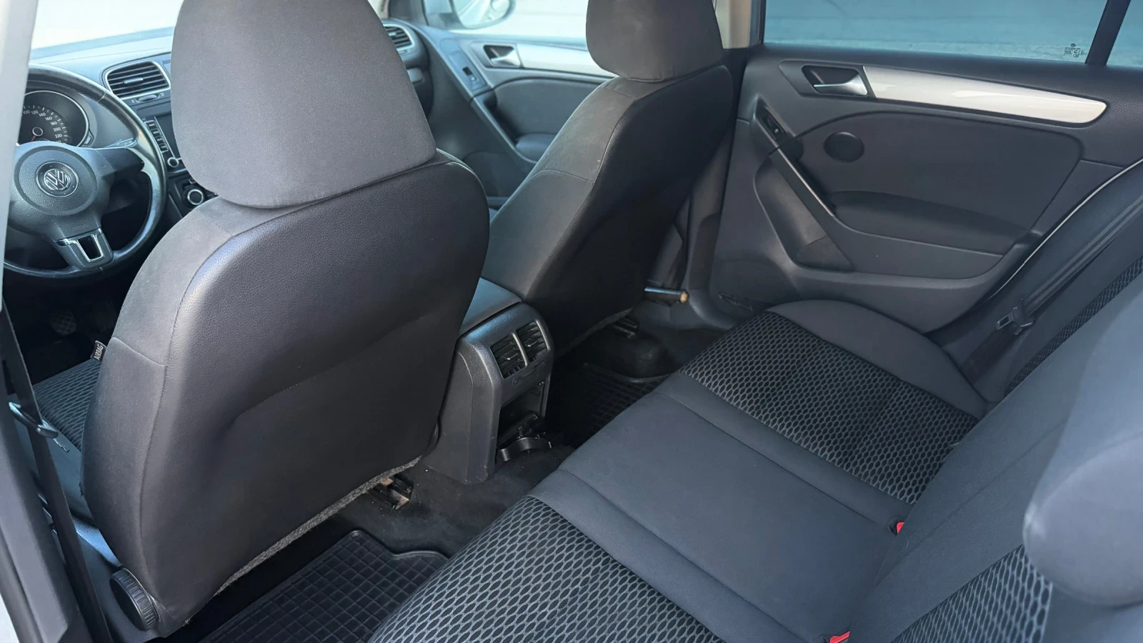 VW Golf 1.6 TDI, снимка 8 - Автомобили и джипове - 56016599