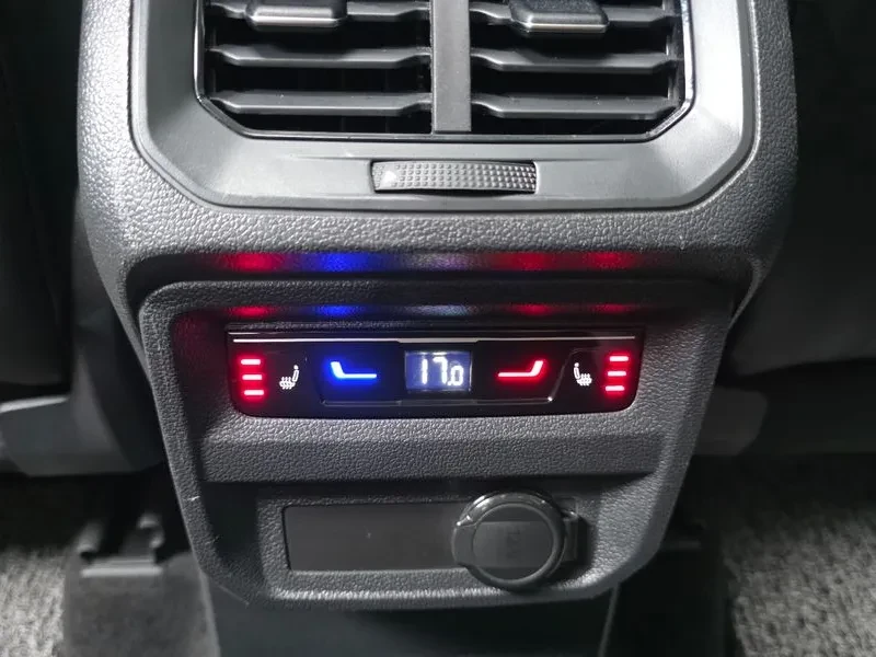VW T-Roc 2.0L / 360 view / Blind spot / HUD, снимка 12 - Автомобили и джипове - 55126239