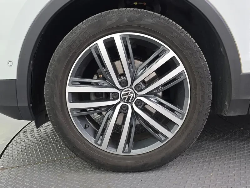 VW T-Roc 2.0L / 360 view / Blind spot / HUD, снимка 5 - Автомобили и джипове - 55126239