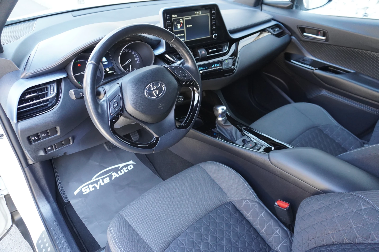 Toyota C-HR 2.0i HYBRID FACELIFT, CARPLAY, БЯЛА ПЕРЛА/80.000КМ - изображение 9