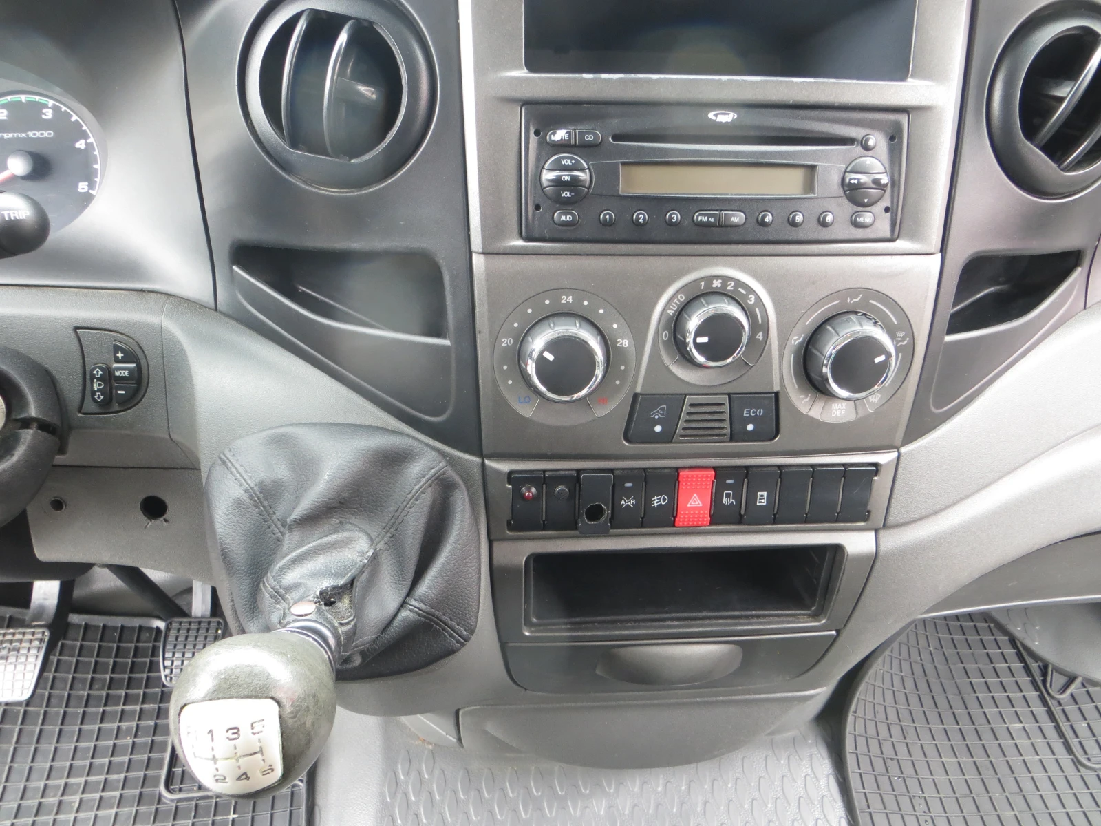 Iveco Daily 35S13-12 КУБ. М. ОБЕМ НА ТОВАРНОТО ПОМЕЩЕНИЕ, снимка 9 - Бусове и автобуси - 54067319