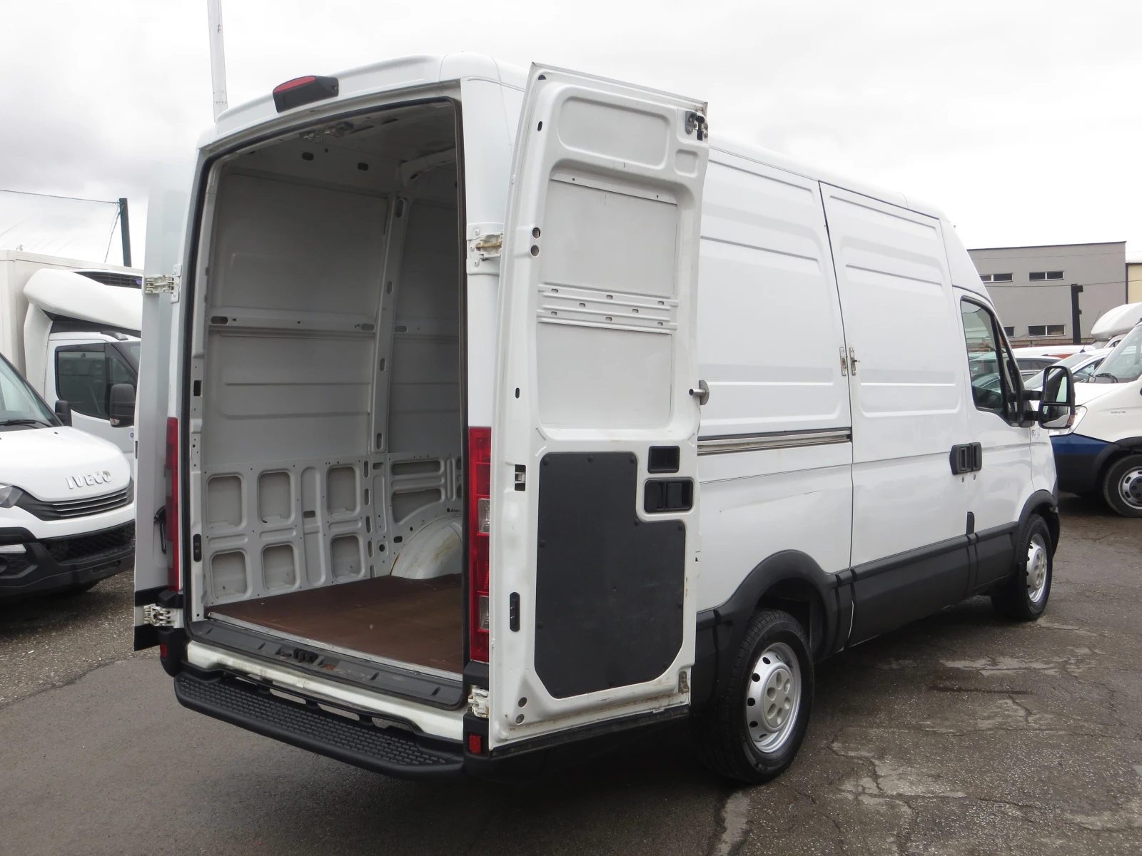 Iveco Daily 35S13-12 КУБ. М. ОБЕМ НА ТОВАРНОТО ПОМЕЩЕНИЕ, снимка 16 - Бусове и автобуси - 54067319