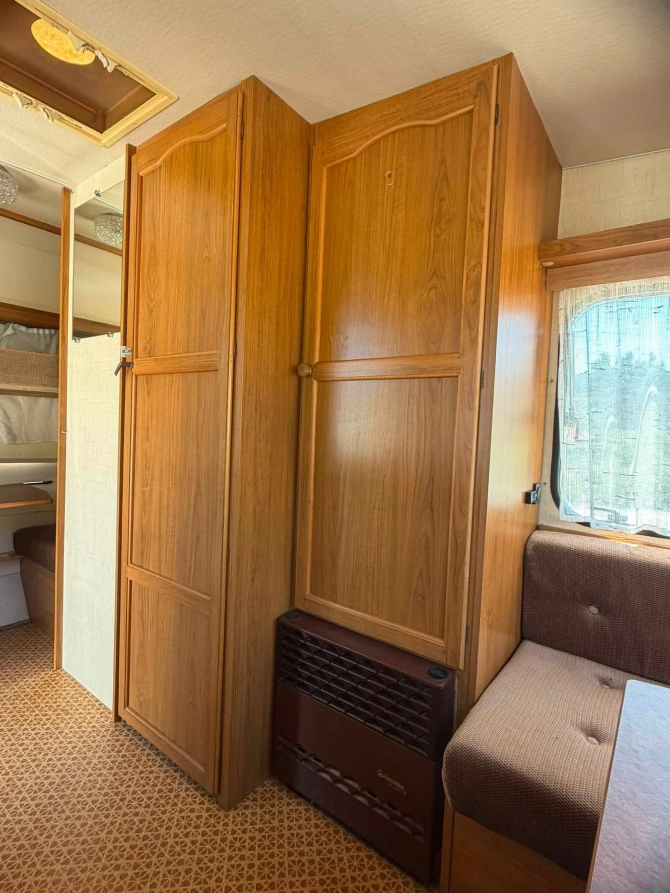 Каравана Adria 360, снимка 10 - Каравани и кемпери - 55994048