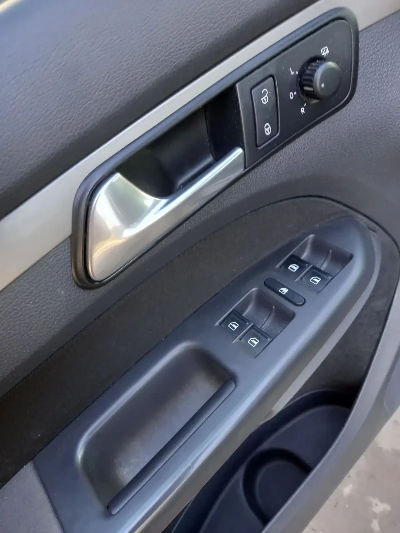 VW Touran 1.9 TDI, снимка 10 - Автомобили и джипове - 52822194