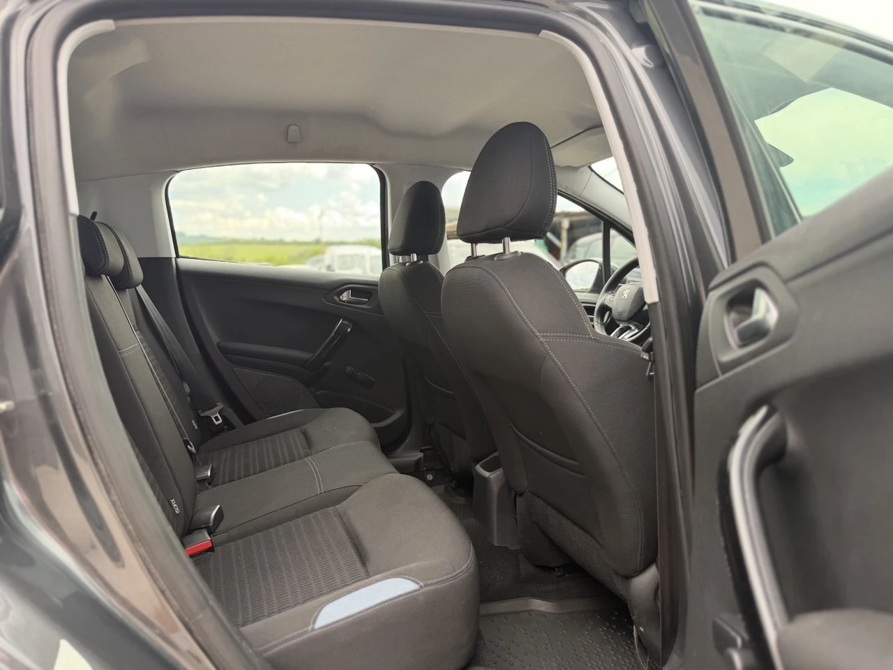 Peugeot 208 1.4i NAVI, снимка 12 - Автомобили и джипове - 55016557