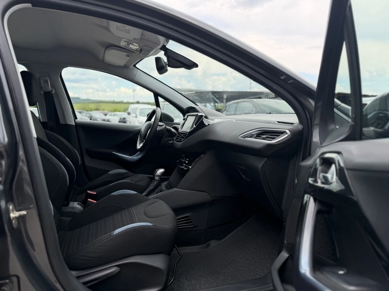 Peugeot 208 1.4i NAVI, снимка 14 - Автомобили и джипове - 55016557