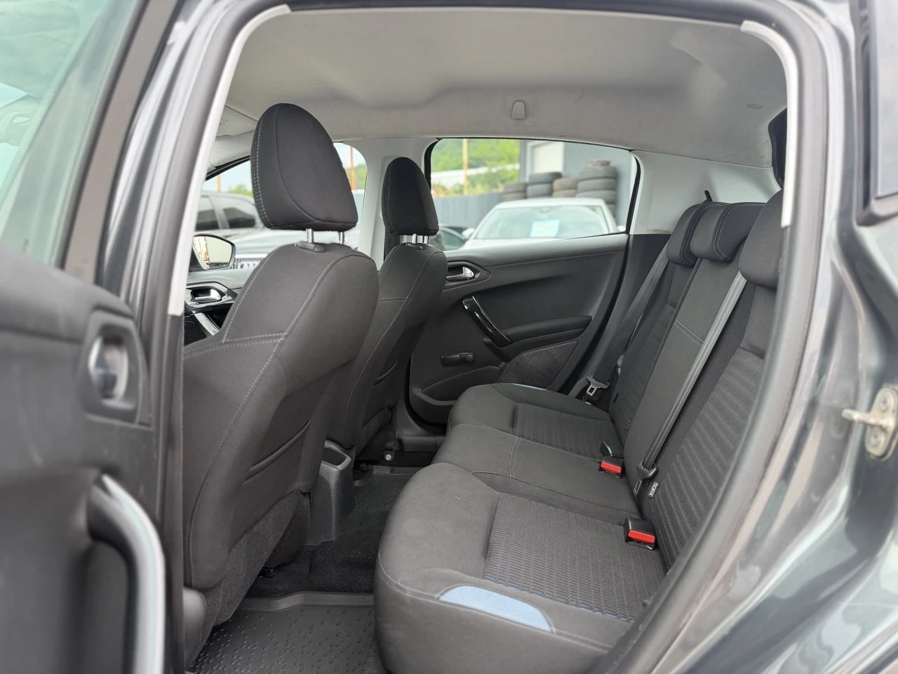 Peugeot 208 1.4i NAVI, снимка 11 - Автомобили и джипове - 55016557