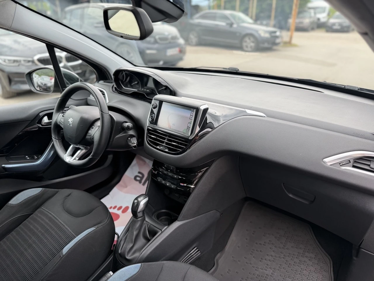 Peugeot 208 1.4i NAVI, снимка 16 - Автомобили и джипове - 55016557