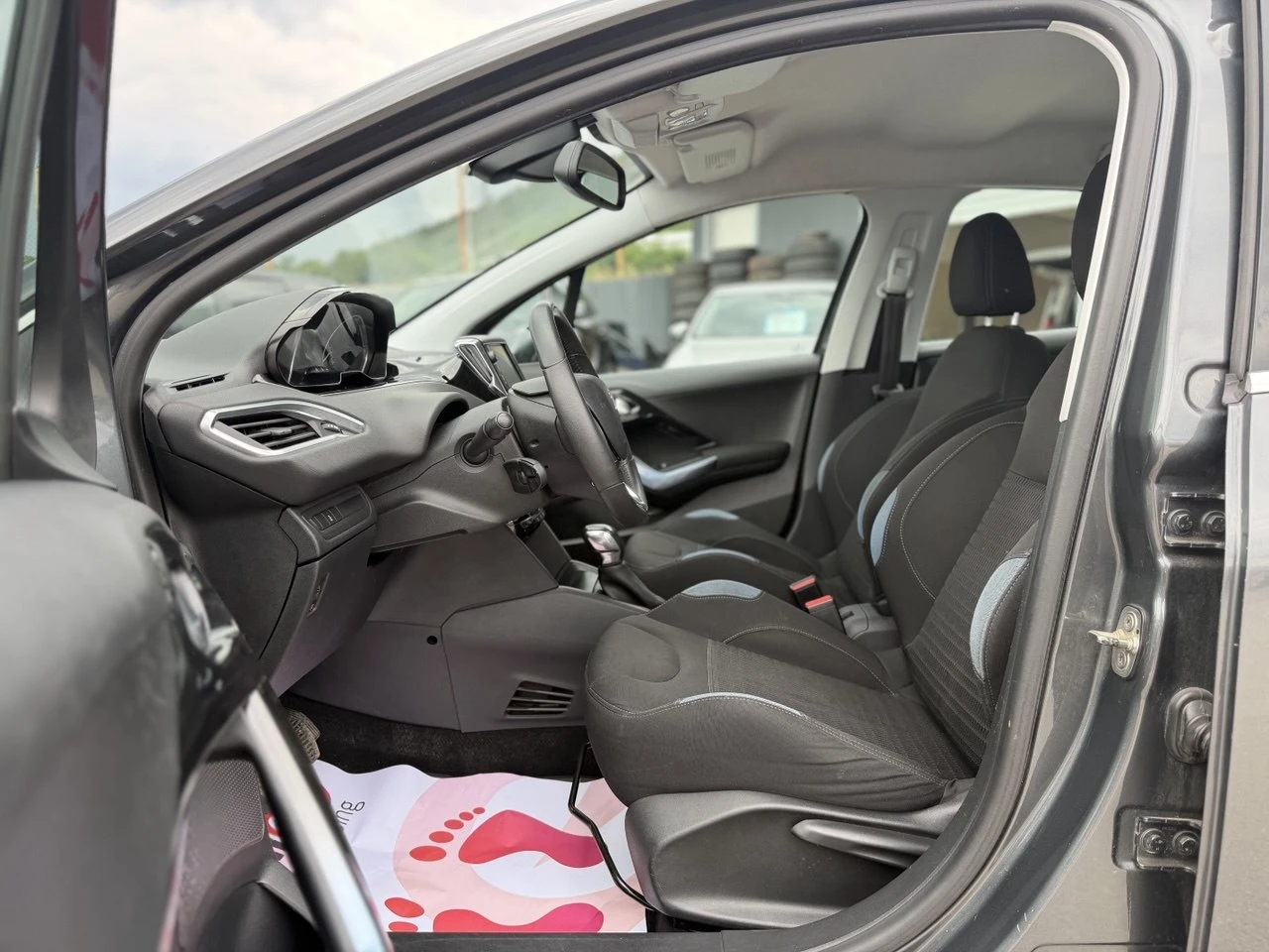 Peugeot 208 1.4i NAVI, снимка 9 - Автомобили и джипове - 55016557