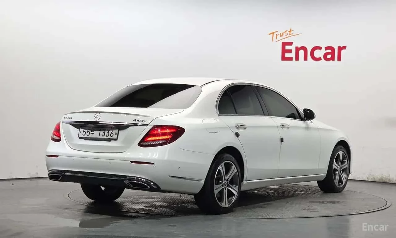 Mercedes-Benz E 220 d 4MATIC Exclusive, снимка 2 - Автомобили и джипове - 56319129