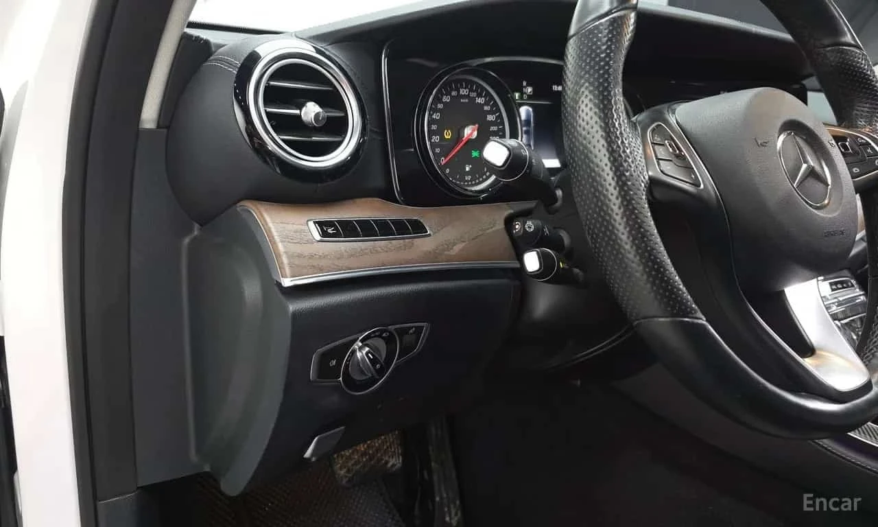 Mercedes-Benz E 220 d 4MATIC Exclusive, снимка 13 - Автомобили и джипове - 56319129