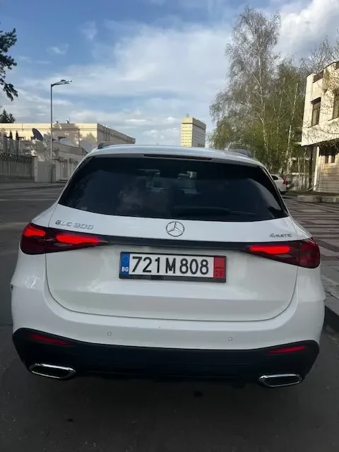 Mercedes-Benz GLC 300 2.0 4MATIC * LED* PANO* AMG*  - изображение 4