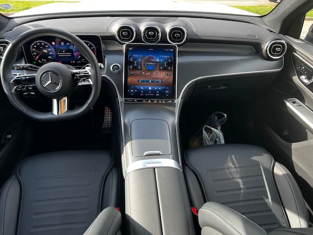 Mercedes-Benz GLC 300 2.0 4MATIC * LED* PANO* AMG* , снимка 11 - Автомобили и джипове - 52725381