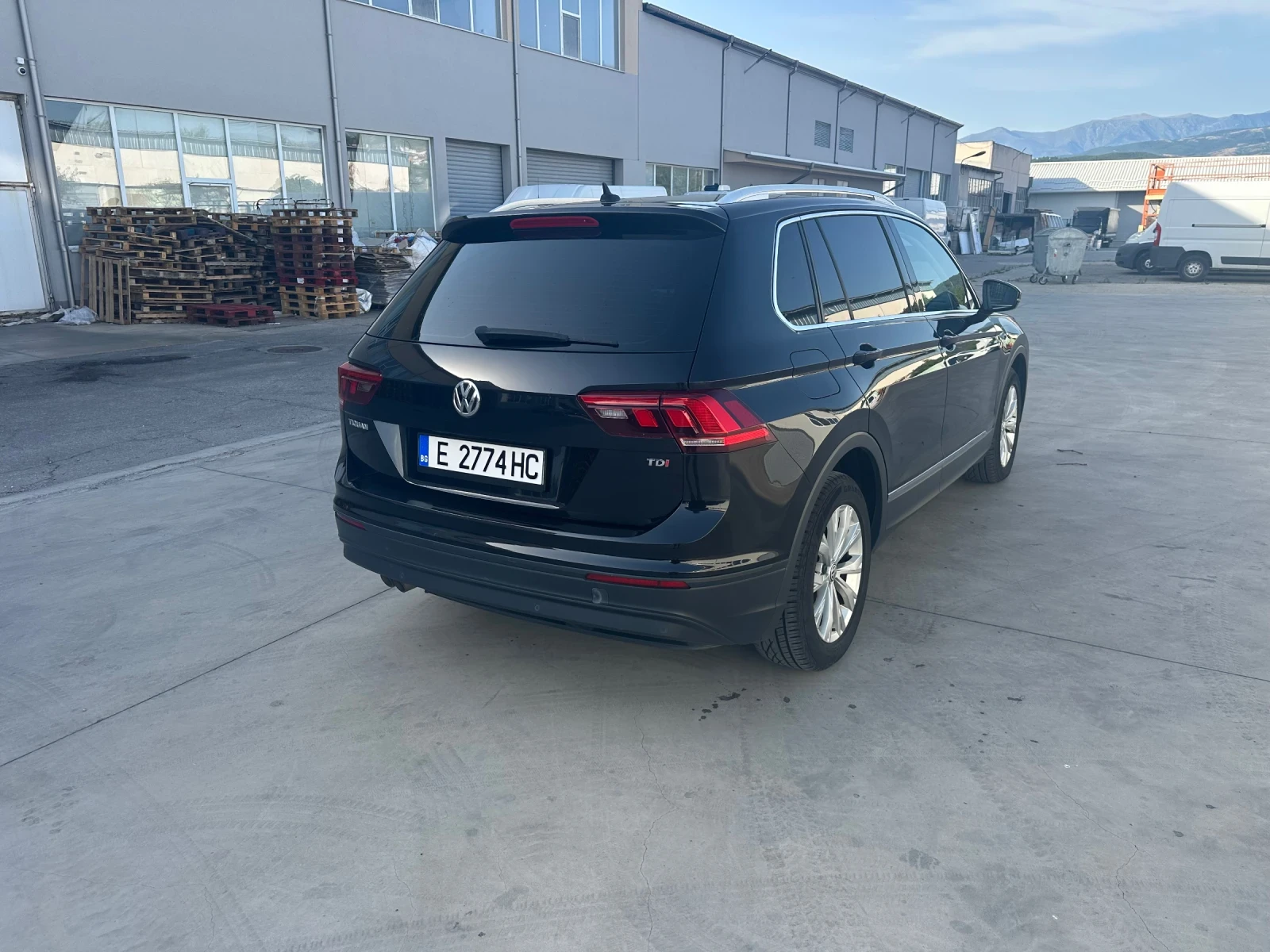 VW Tiguan 1.6 TDI, снимка 3 - Автомобили и джипове - 55424117