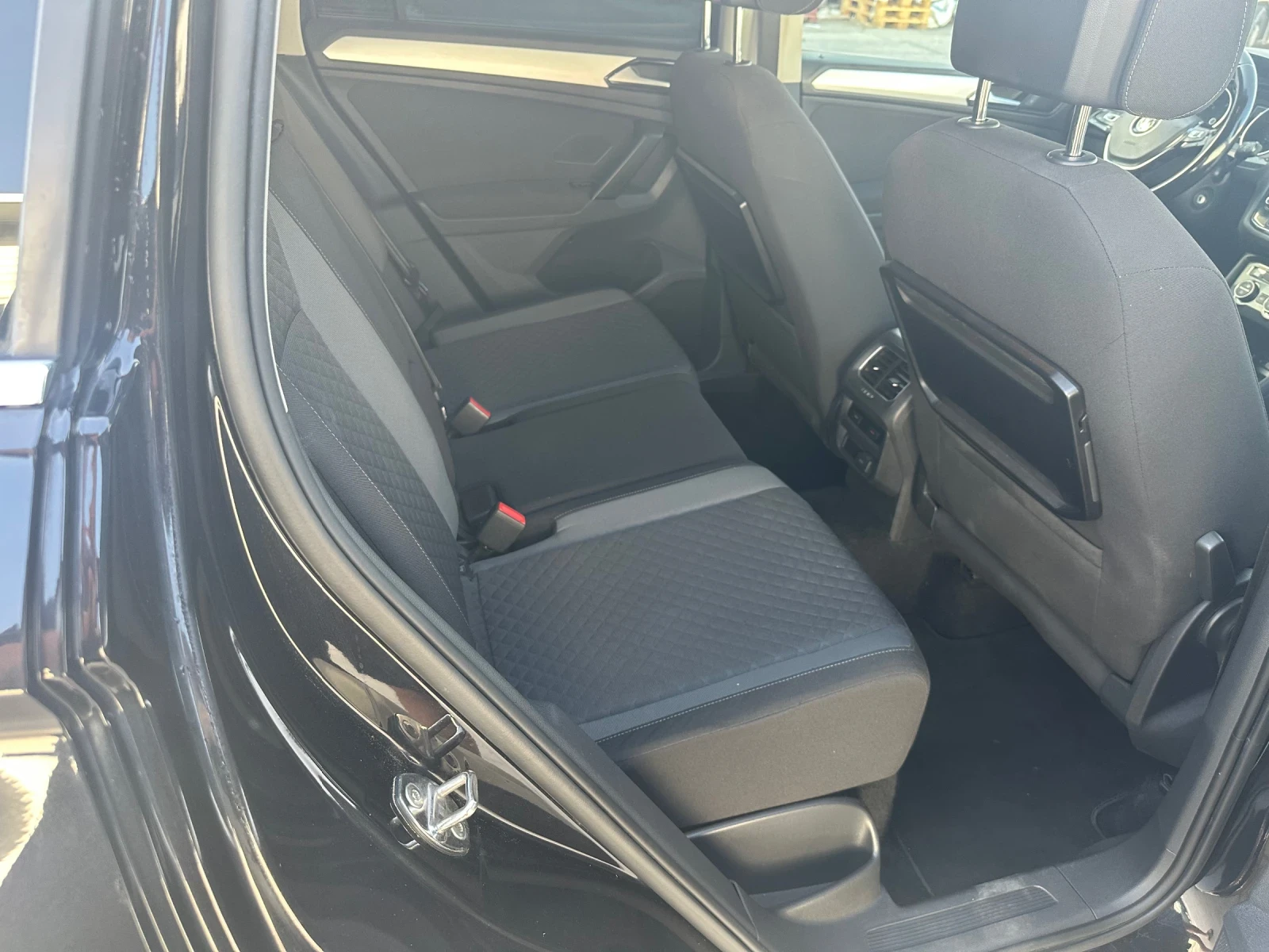 VW Tiguan 1.6 TDI, снимка 12 - Автомобили и джипове - 55424117