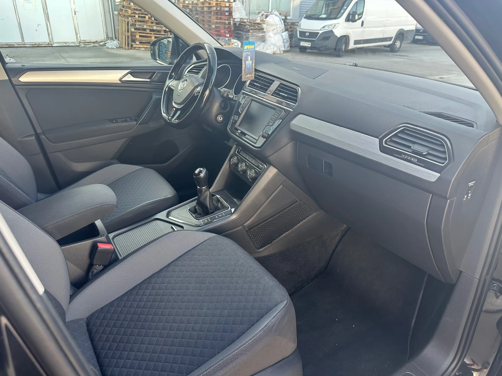 VW Tiguan 1.6 TDI, снимка 8 - Автомобили и джипове - 55424117