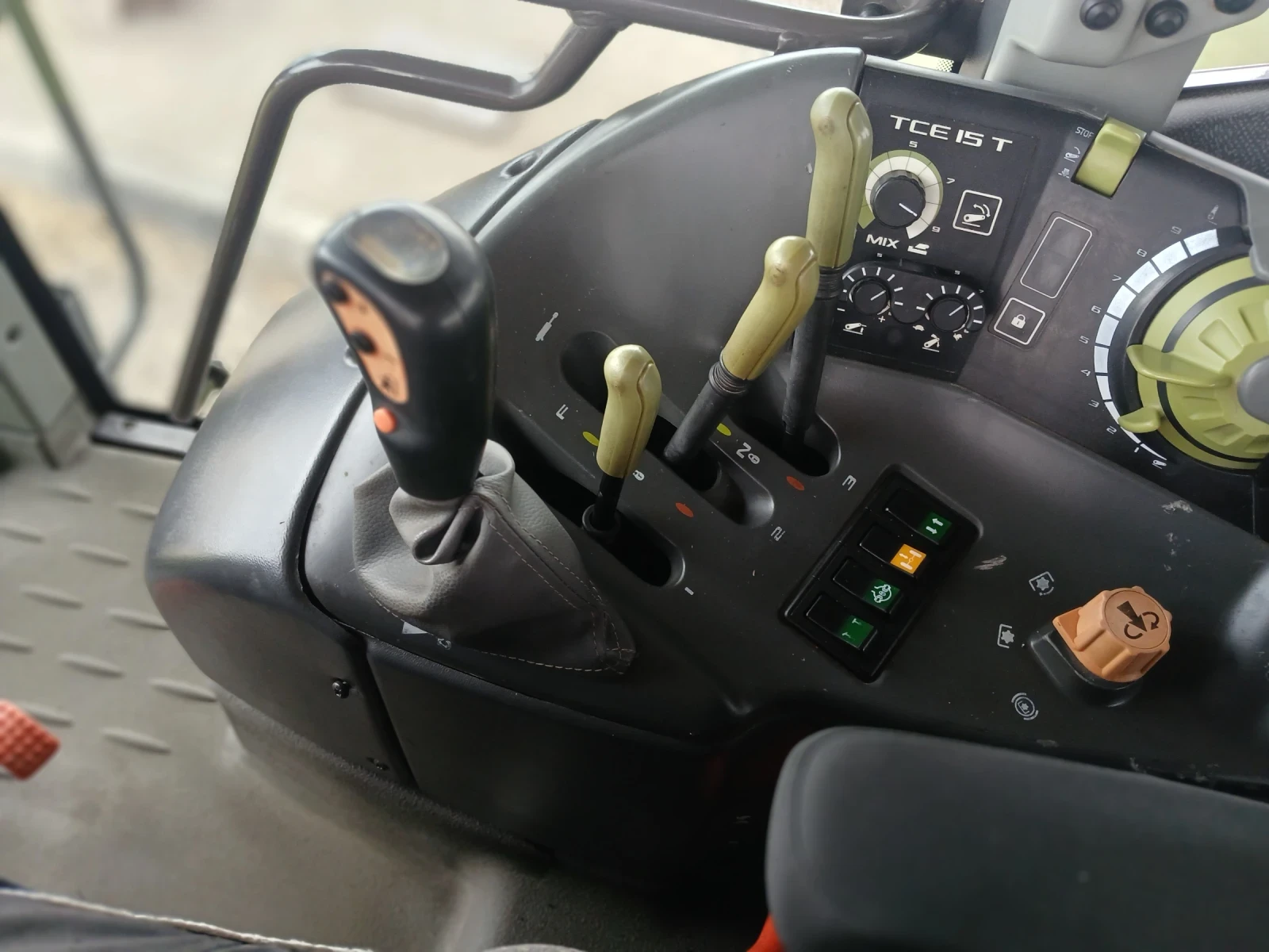 Трактор Claas Арес 657 130кс, снимка 6 - Селскостопанска техника - 56727540