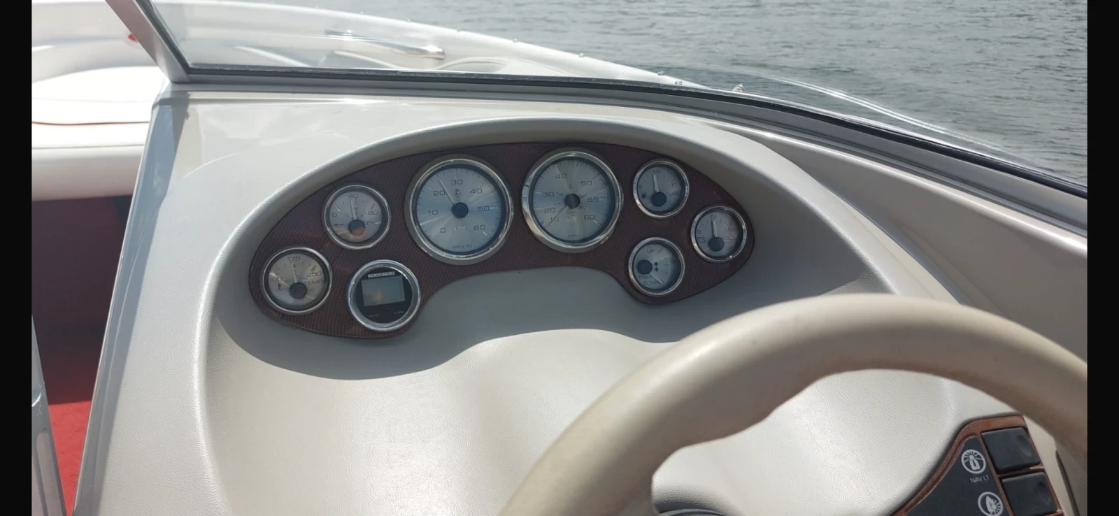 Моторна яхта Bayliner 2050 Capri SS Special Edition Mercruiser - изображение 4
