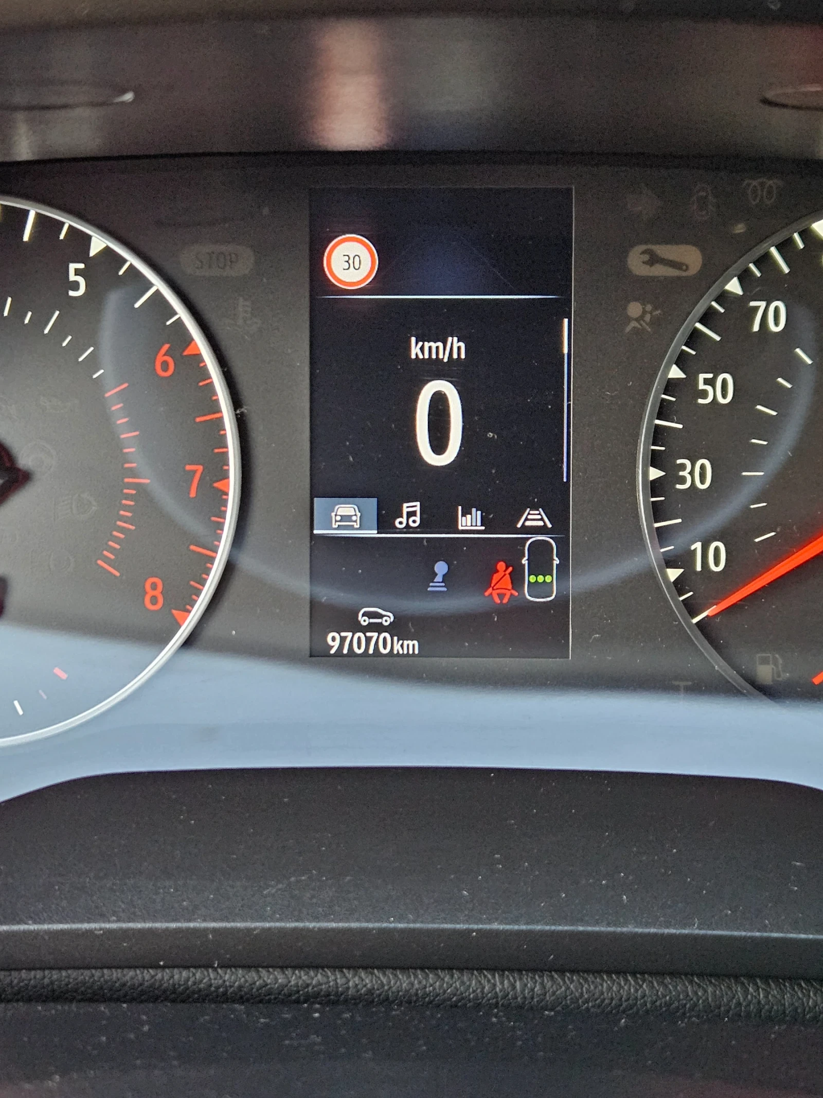 Renault Captur, снимка 6 - Автомобили и джипове - 53851735