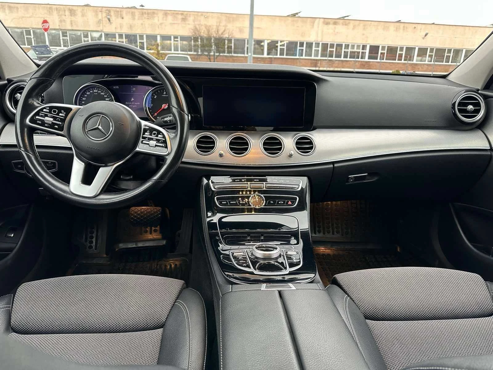 Mercedes-Benz E 220 Д 4matic, снимка 9 - Автомобили и джипове - 54595190