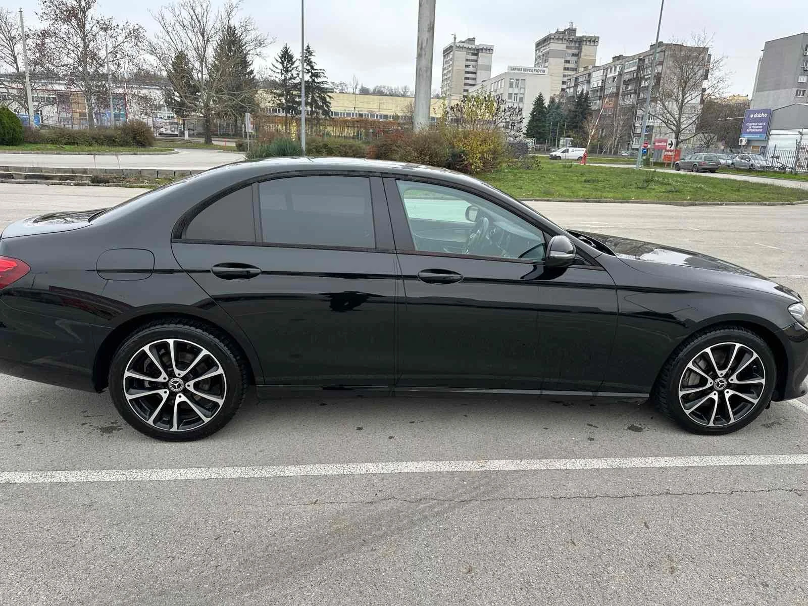 Mercedes-Benz E 220 Д 4matic, снимка 3 - Автомобили и джипове - 54595190