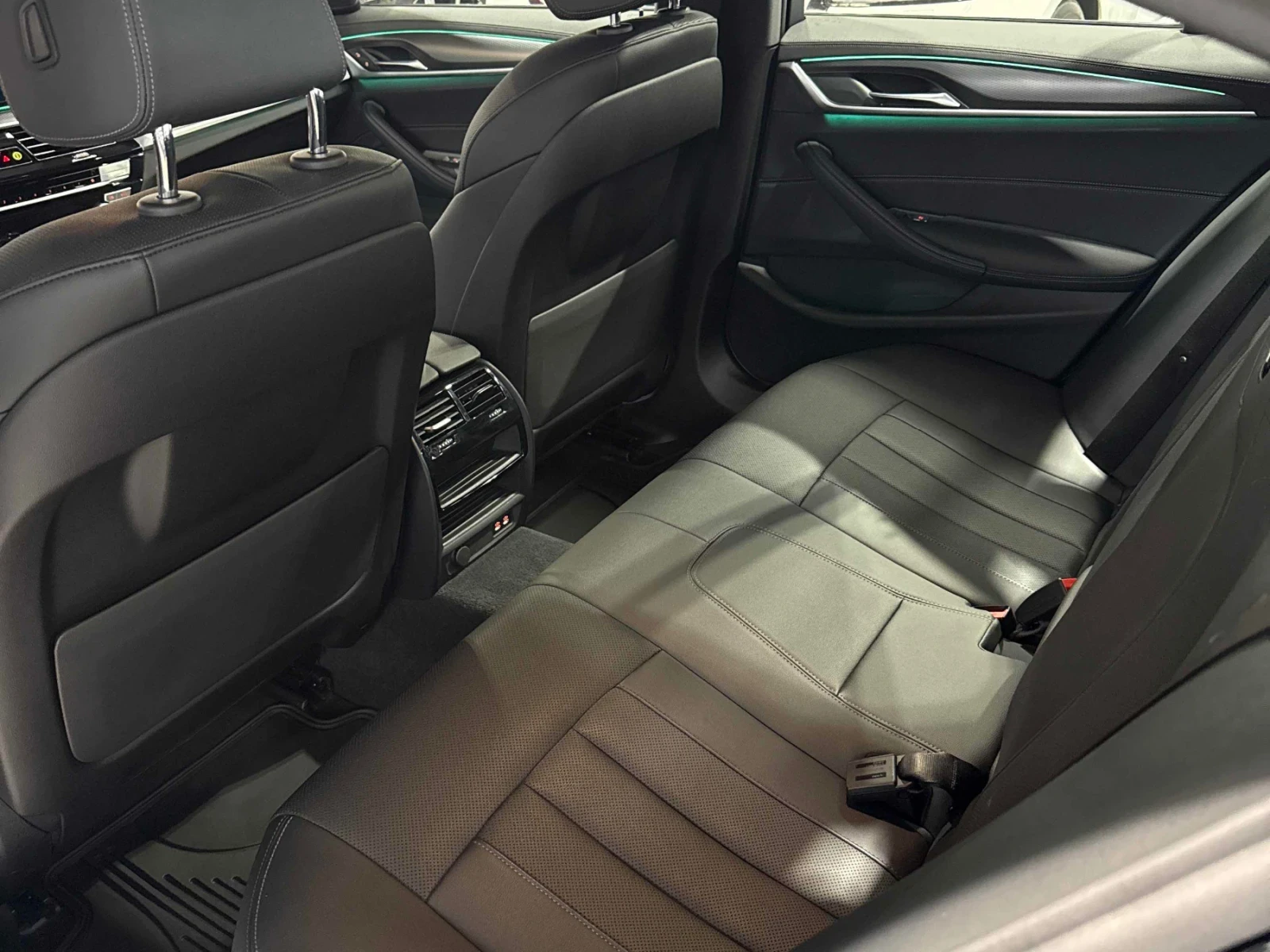 BMW 530 MPACK * FACELIFT * ПОДГРЕВ * АМБИЕНТ * , снимка 10 - Автомобили и джипове - 55254531
