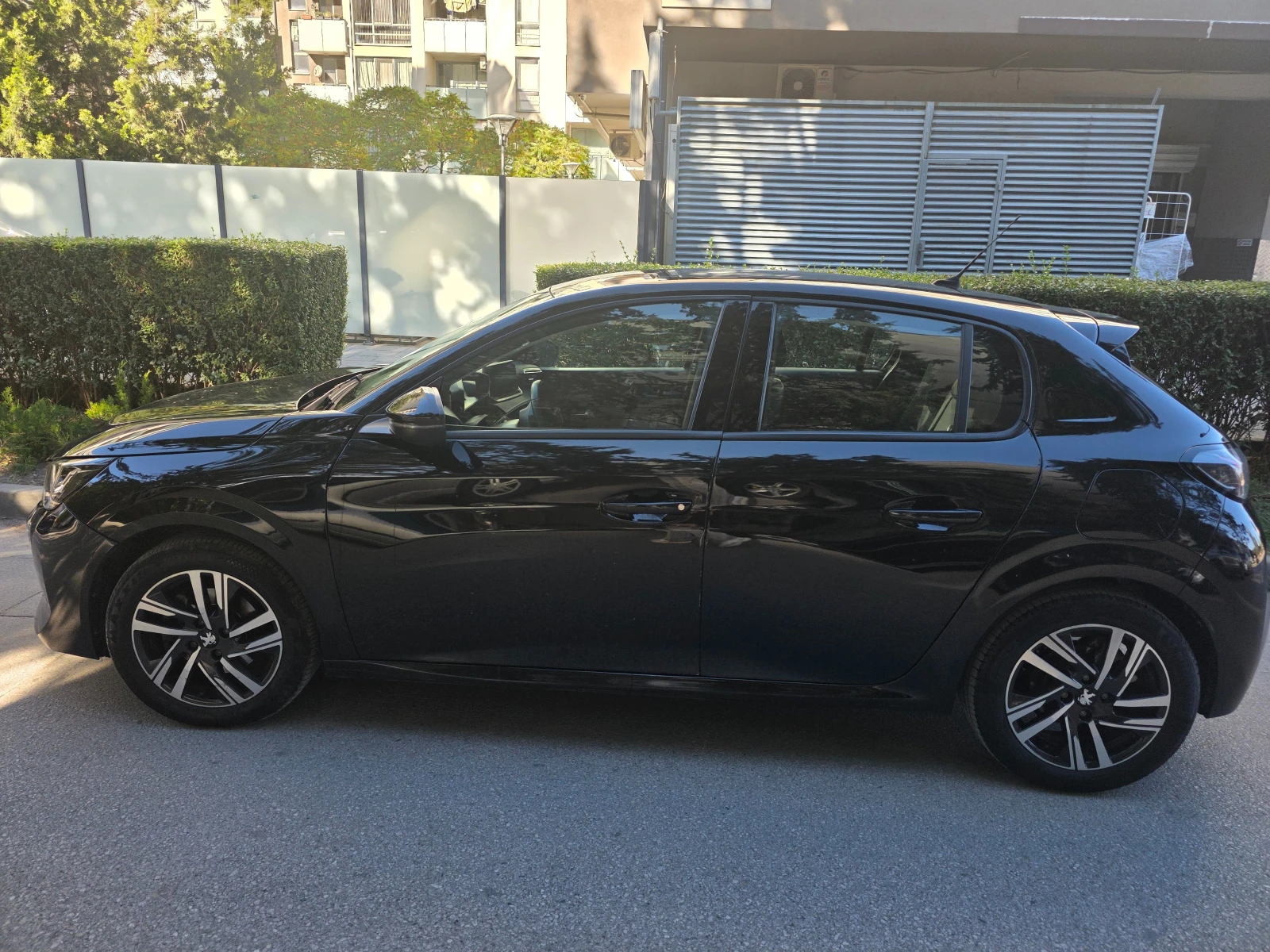 Peugeot 208, снимка 2 - Автомобили и джипове - 56355608