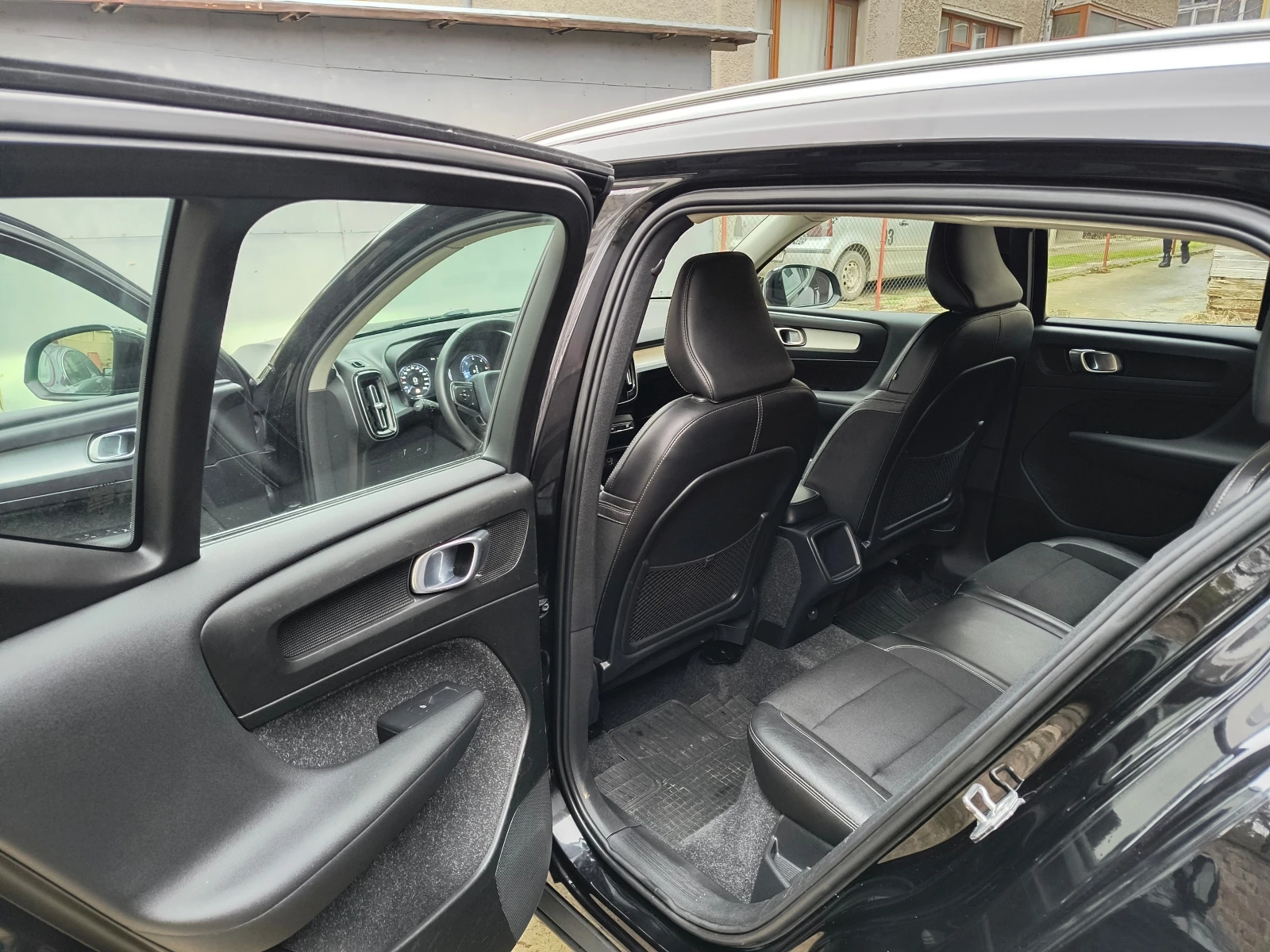 Volvo XC40 D3 - изображение 6