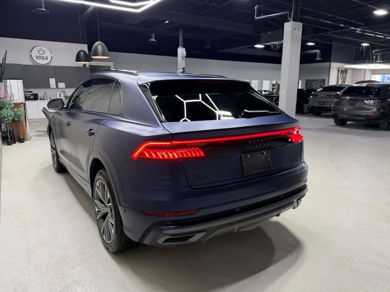 Audi Q8 TECHNIK| S LINE| BLACK OPTICS| FULL PPF  CARFAX, снимка 6 - Автомобили и джипове - 55770798