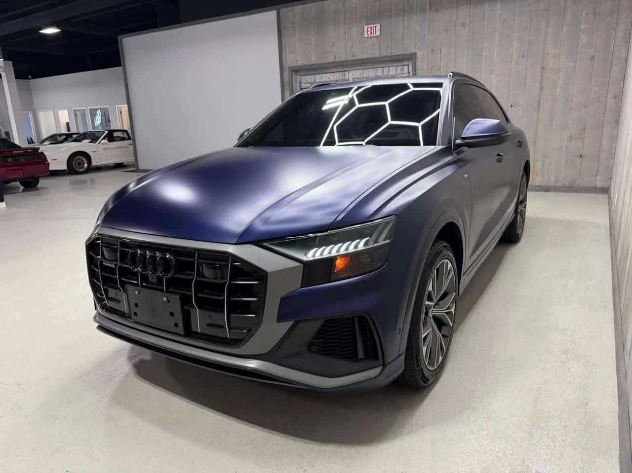 Audi Q8 TECHNIK| S LINE| BLACK OPTICS| FULL PPF  CARFAX, снимка 3 - Автомобили и джипове - 55770798