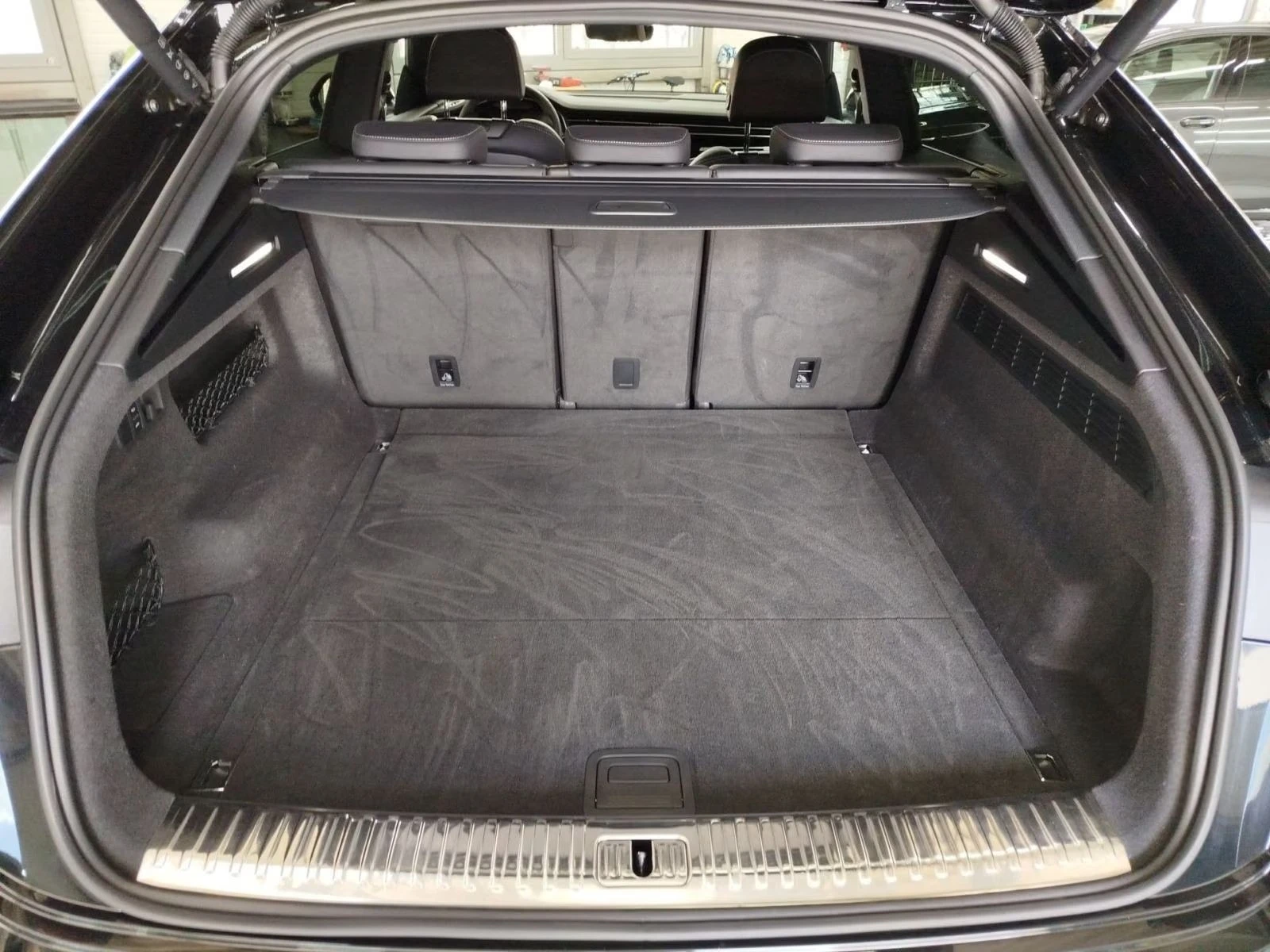Audi SQ8 FACELIFT / BLACK OPTIC / MATRIX / QUATTRO / , снимка 11 - Автомобили и джипове - 56069128