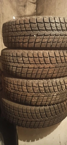 Гуми Зимни 205/70R15, снимка 4 - Гуми и джанти - 47998797