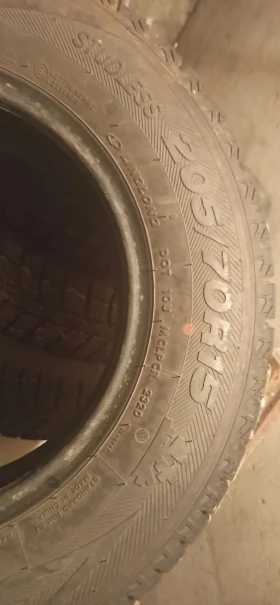 Гуми Зимни 205/70R15, снимка 2 - Гуми и джанти - 47998797