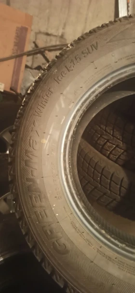 Гуми Зимни 205/70R15, снимка 1 - Гуми и джанти - 47998797