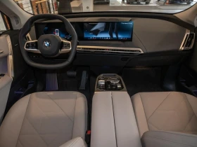 BMW iX xDrive45/FACELIFT/SPORTPACK/H&K/LED/ICONIC GLOW/ - 138980 лв. - 30986945 12