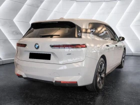 BMW iX xDrive45/FACELIFT/SPORTPACK/H&K/LED/ICONIC GLOW/ - 138980 лв. - 30986945 4