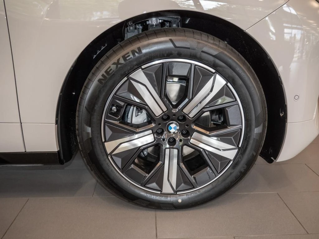 BMW iX xDrive45/FACELIFT/SPORTPACK/H&K/LED/ICONIC GLOW/ - изображение 5